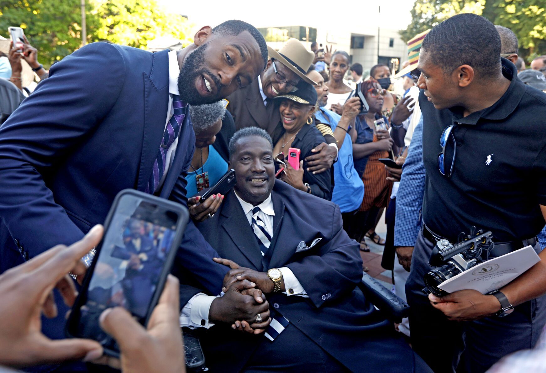 Hundreds attend unveiling of Freedom Suits Memorial Statue